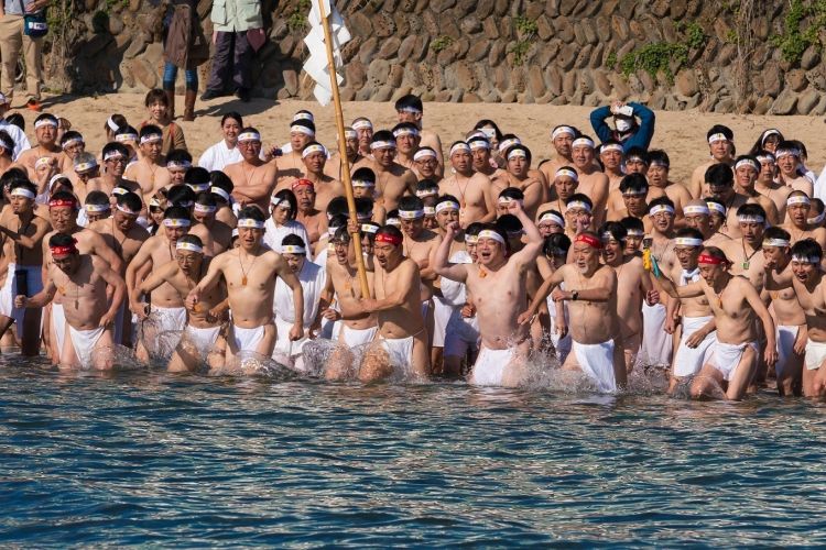 当街互骂、扛草鞋、裸奔…日本那些不可描述的奇葩祭典