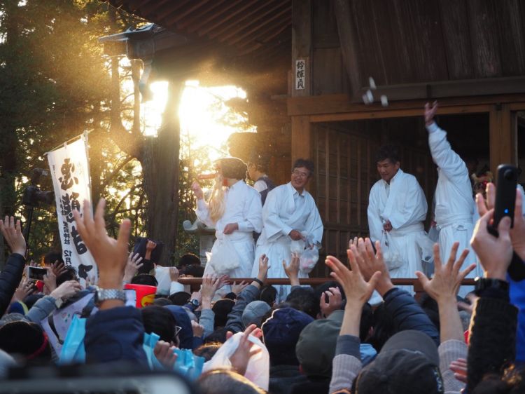 当街互骂、扛草鞋、裸奔…日本那些不可描述的奇葩祭典