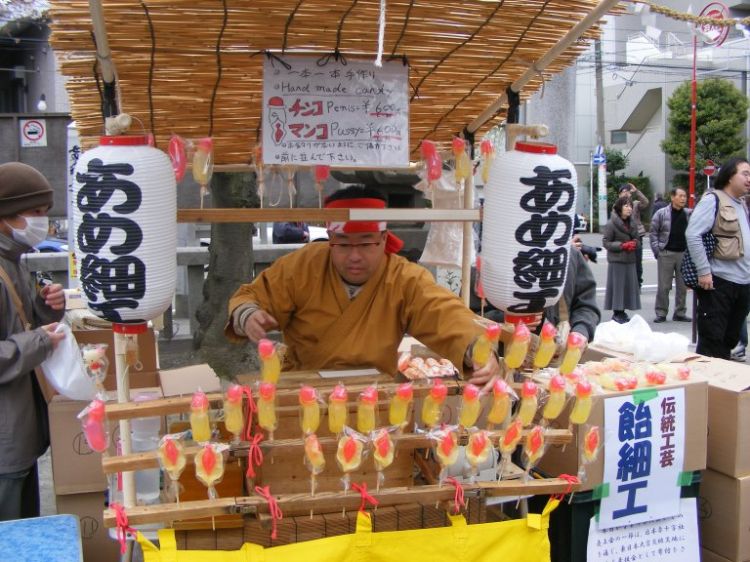 当街互骂、扛草鞋、裸奔…日本那些不可描述的奇葩祭典