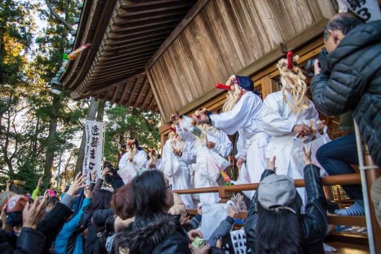 当街互骂、扛草鞋、裸奔…日本那些不可描述的奇葩祭典