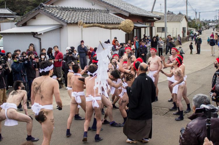 当街互骂、扛草鞋、裸奔…日本那些不可描述的奇葩祭典