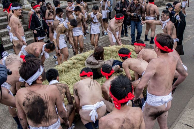 当街互骂、扛草鞋、裸奔…日本那些不可描述的奇葩祭典