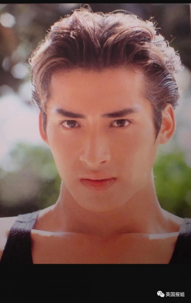 从当时粉丝的角度来看,这位爱豆童星出身,要颜有颜,要实力有实力,哥哥