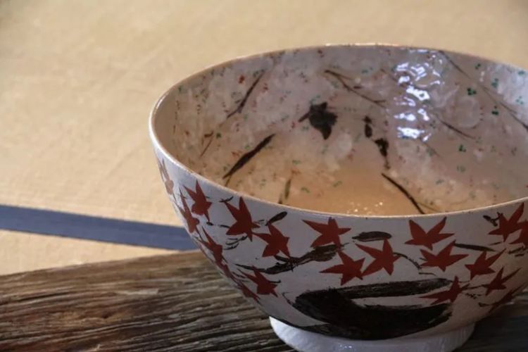 为能有得配上自己料理的食器，这位日本食神自学成了国宝级陶艺家