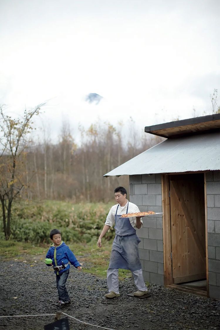 为村上春树设计住宅的建筑师，在北海道盖了这样一座面包房