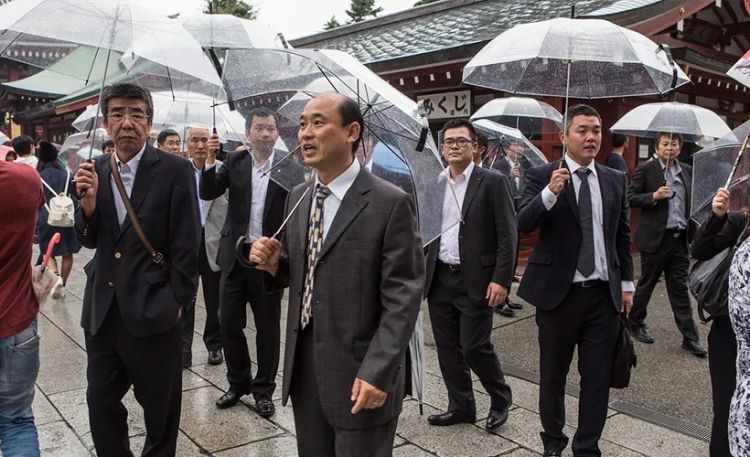 为什么日本女孩都爱用透明雨伞？
