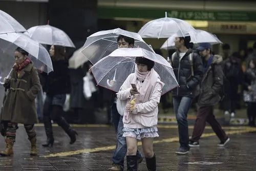 为什么日本女孩都爱用透明雨伞？