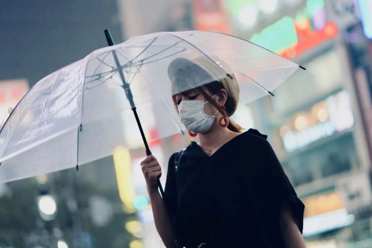 为什么日本女孩都爱用透明雨伞 日本通 为什么日本女孩都爱用透明雨伞 日本通