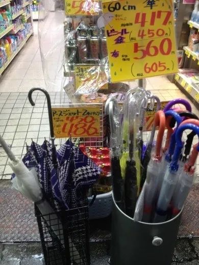 为什么日本女孩都爱用透明雨伞？