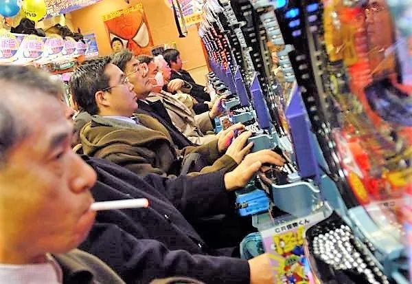 日本人每年在弹珠房里输掉的钱，是拉斯维加斯收入的30倍