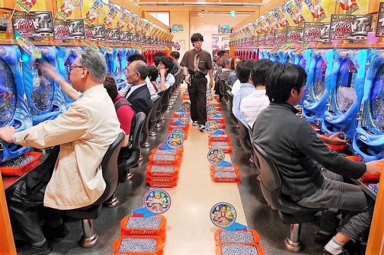 日本人每年在弹珠房里输掉的钱，是拉斯维加斯收入的30倍