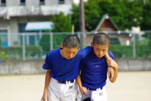 那些马路上剃光头的日本人都是些什么来头？