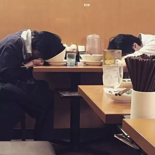 看了马路上睡姿狂放的日本人，我觉得自己还不算真“社畜”