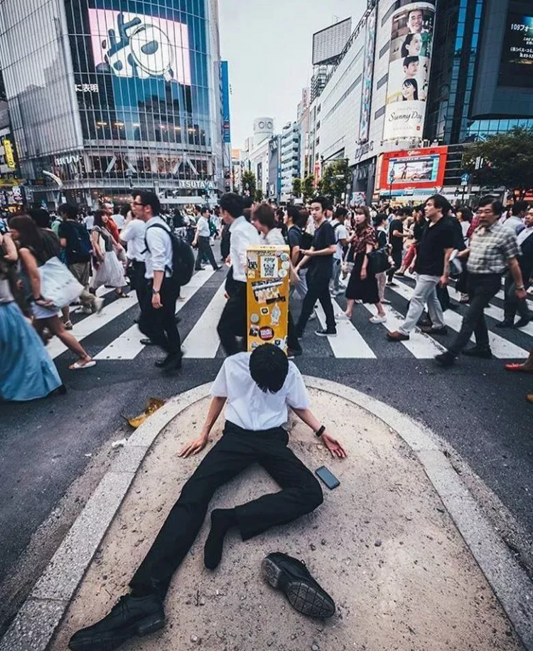 看了马路上睡姿狂放的日本人，我觉得自己还不算真“社畜”