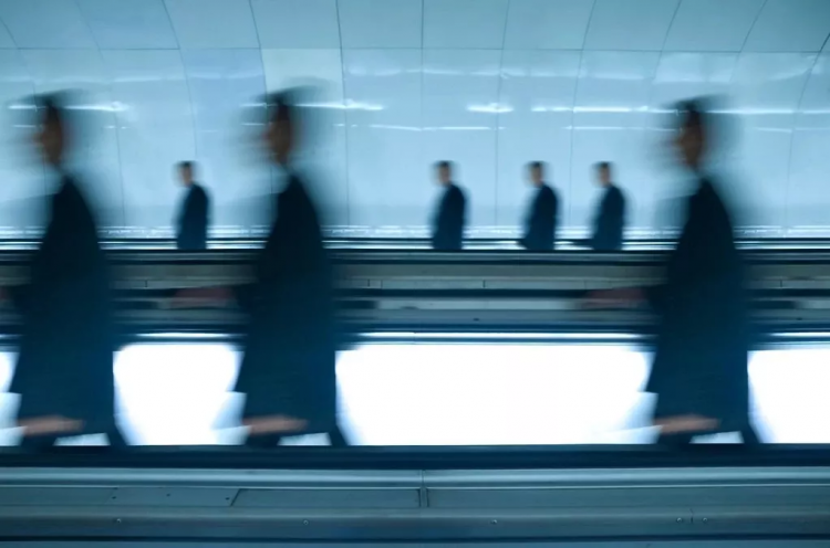 看了马路上睡姿狂放的日本人，我觉得自己还不算真“社畜”