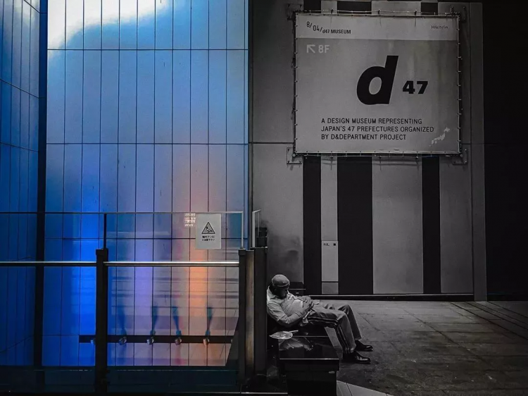 看了马路上睡姿狂放的日本人，我觉得自己还不算真“社畜”