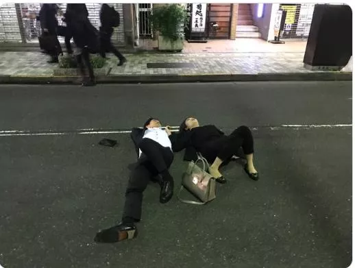 看了马路上睡姿狂放的日本人，我觉得自己还不算真“社畜”