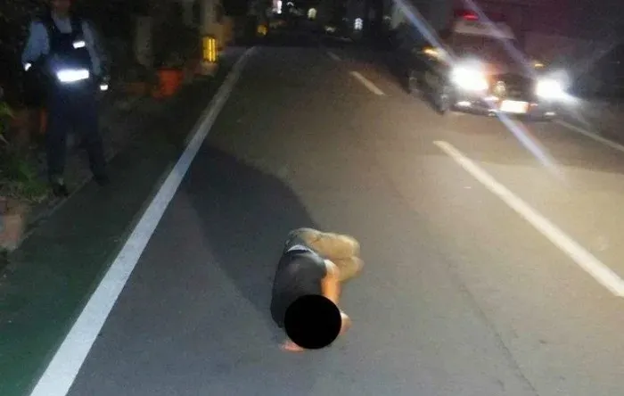 看了马路上睡姿狂放的日本人，我觉得自己还不算真“社畜”