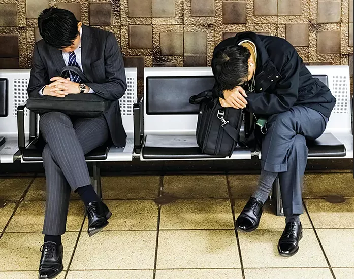 看了马路上睡姿狂放的日本人，我觉得自己还不算真“社畜”