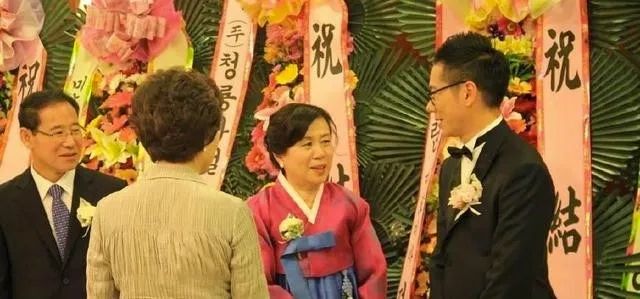 为什么日本人办喜事送花圈？