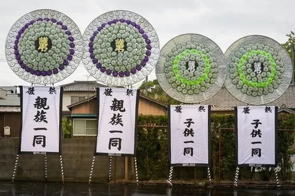 为什么日本人办喜事送花圈？