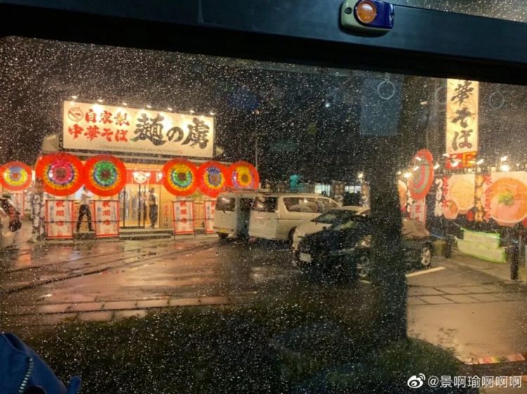 为什么日本人办喜事送花圈？