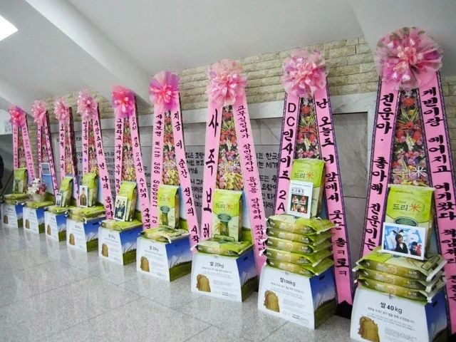 为什么日本人办喜事送花圈？