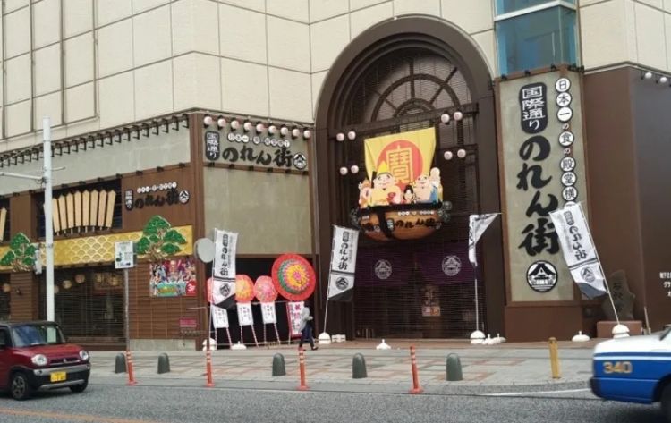 为什么日本人办喜事送花圈？