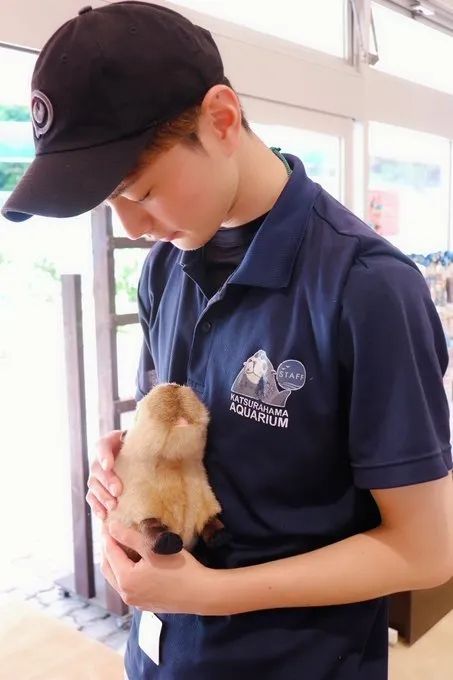 日本水族馆晒帅哥饲养员吸引游客，网友：我可以！