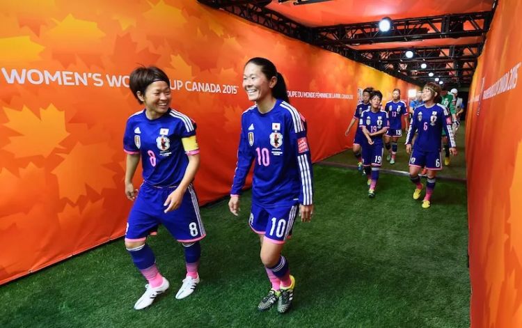 海边踢球的日本女孩，捧起了世界杯冠军