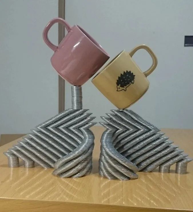 这碗饭的每粒米都被日本人叠得整整齐齐，我就想知道怎么下筷子