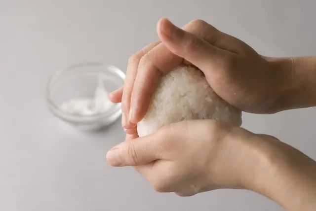 这碗饭的每粒米都被日本人叠得整整齐齐，我就想知道怎么下筷子