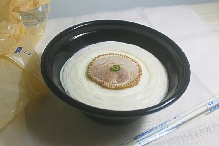 这碗饭的每粒米都被日本人叠得整整齐齐，我就想知道怎么下筷子