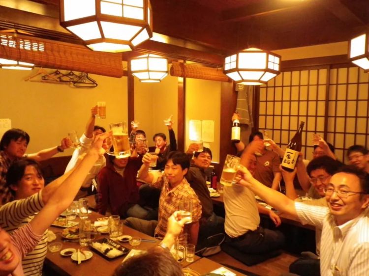 去了日本，才知道居酒屋根本不是吃饭的地方