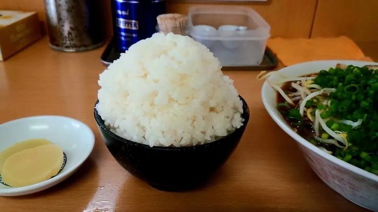 这碗饭的每粒米都被日本人叠得整整齐齐，我就想知道怎么下筷子