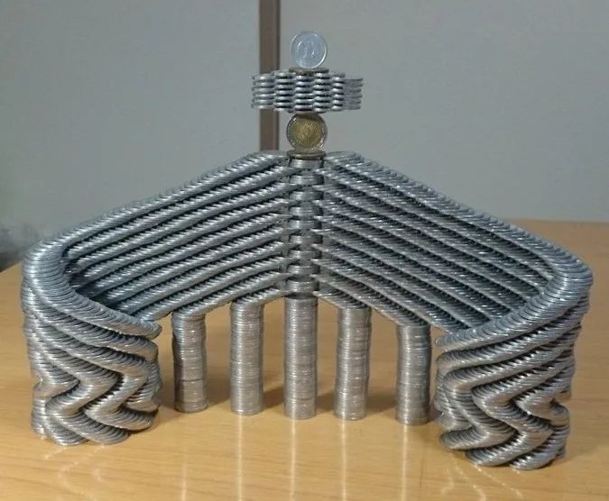 这碗饭的每粒米都被日本人叠得整整齐齐，我就想知道怎么下筷子