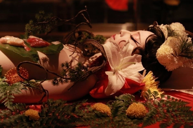 日本女体盛宴：你以为的情色，是我用心成就的艺术