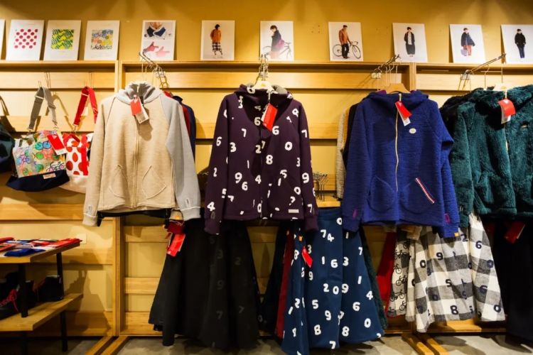 日本人为什么喜欢把袜子当鞋子穿？