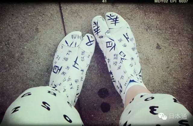 日本人为什么喜欢把袜子当鞋子穿？