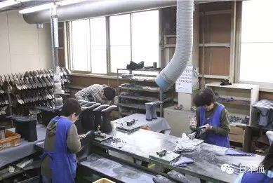 日本人为什么喜欢把袜子当鞋子穿？