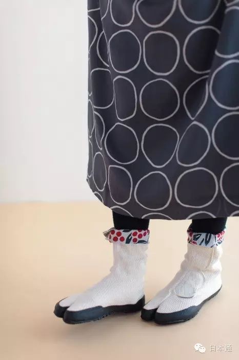 日本人为什么喜欢把袜子当鞋子穿？