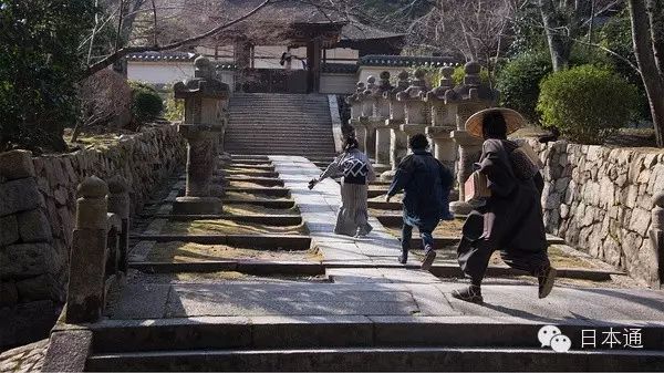 日本人为什么喜欢把袜子当鞋子穿？