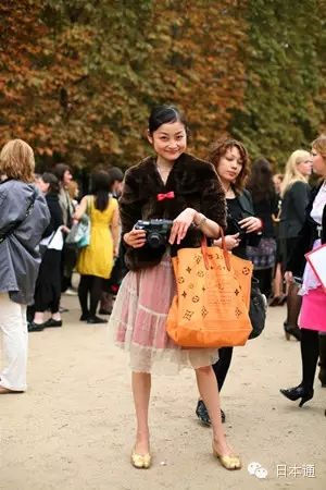 日本人为什么喜欢把袜子当鞋子穿？