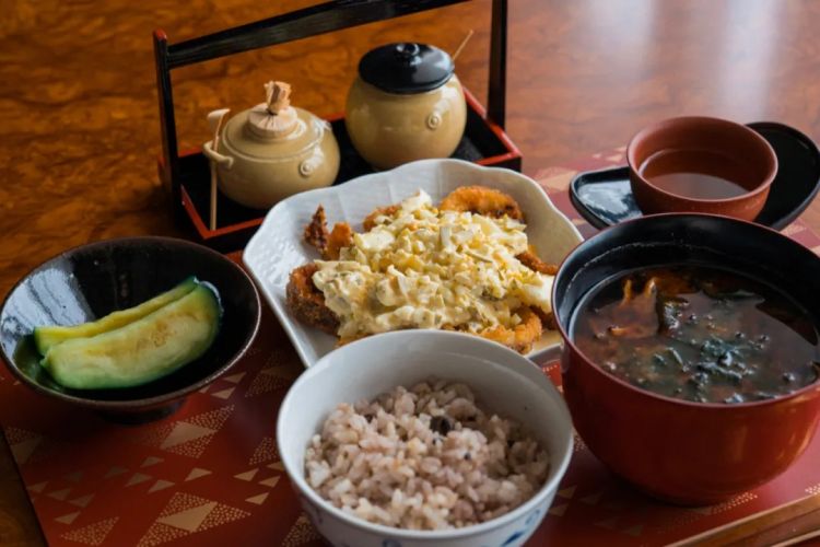 为什么日本人吃饭要用这么多碗碗碟碟？