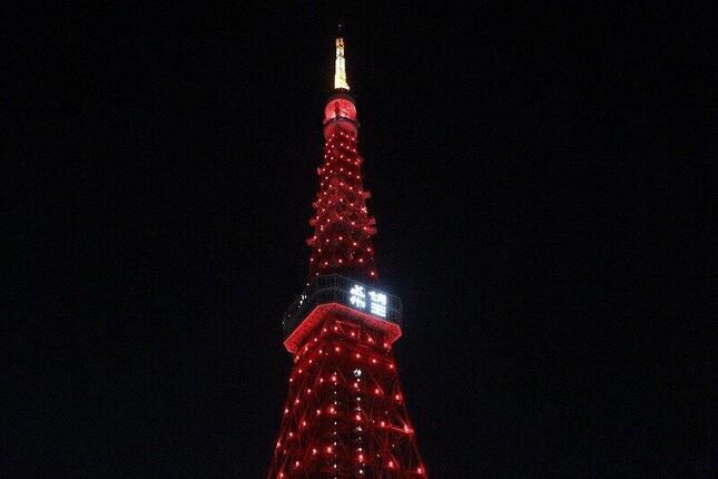 日本东京塔点亮中国红共迎新春