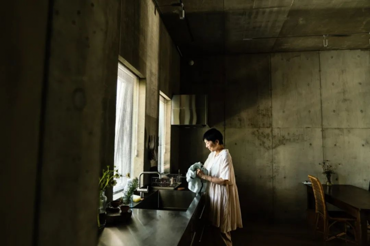 住在水泥箱里的日本女性发问：什么是有质感的生活？