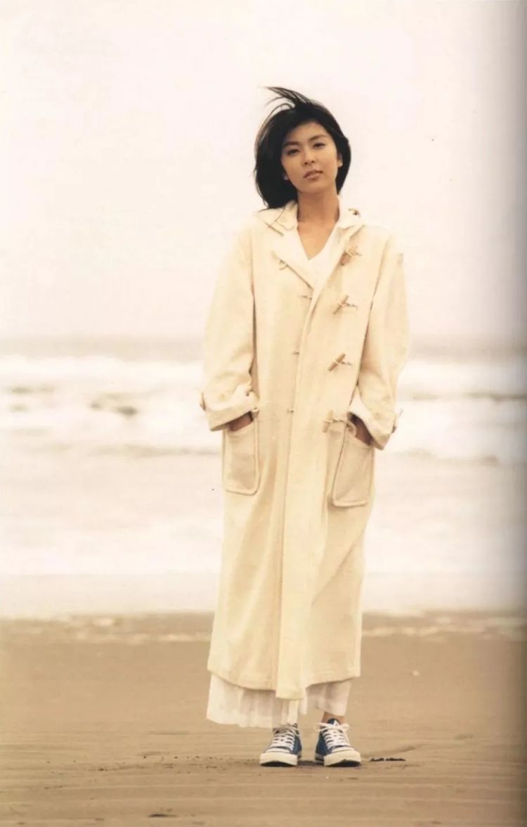 从千禧年开始,她就将事业的重心转移到电影和舞台剧之上.