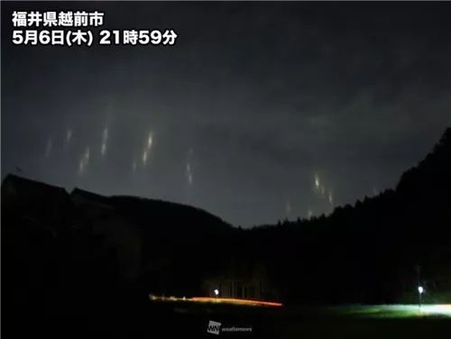 50多枚不明光柱入侵日本夜空，岛国网友玩嗨了