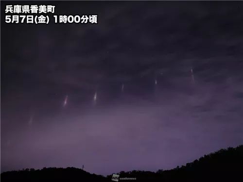 50多枚不明光柱入侵日本夜空，岛国网友玩嗨了