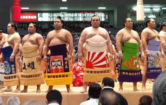 相扑力士的兜裆布里穿内裤吗？